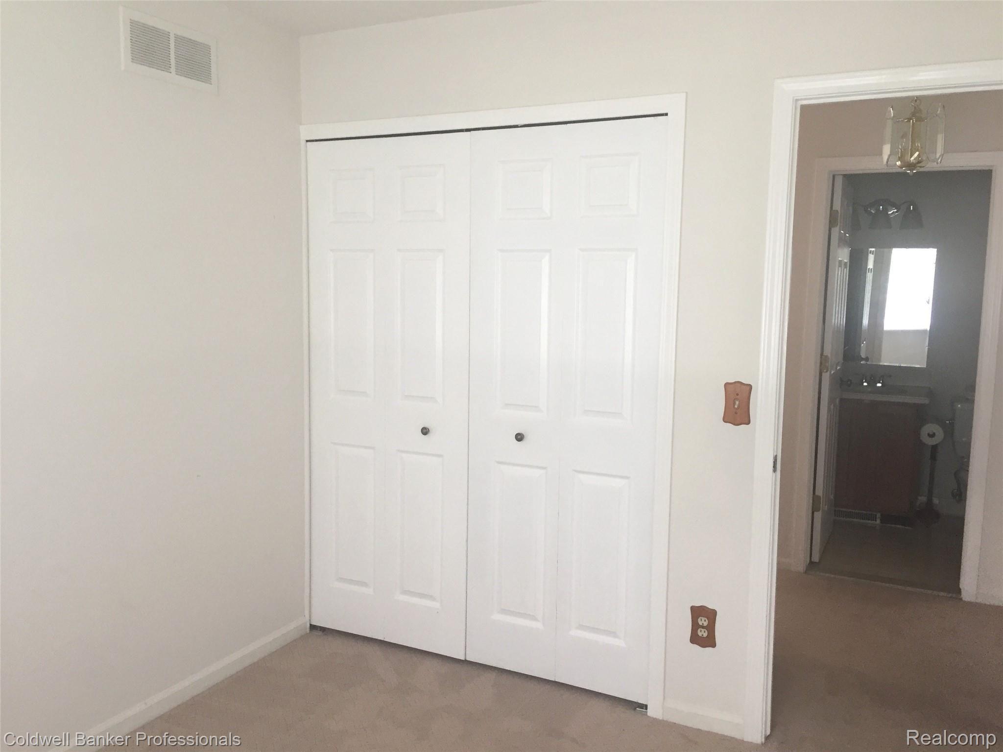 441 Farmridge Court Rochester, MI 48307 - Photo 11 of 15 Farmridge - Bedroom 3.JPG