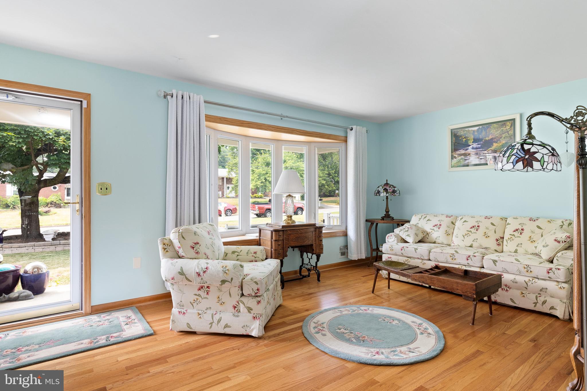 219 Oak Drive Pasadena, MD 21122 - Photo 12 of 43 Living room