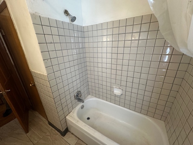 519 North Forest Avenue Mount Prospect, IL 60056 - Photo 11 of 20 a bathroom with a bathtub