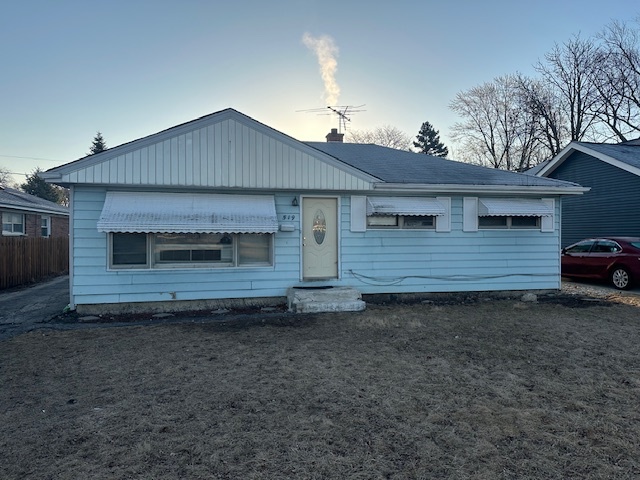 519 North Forest Avenue Mount Prospect, IL 60056 - Photo 4 of 20 a view of a house with a yard