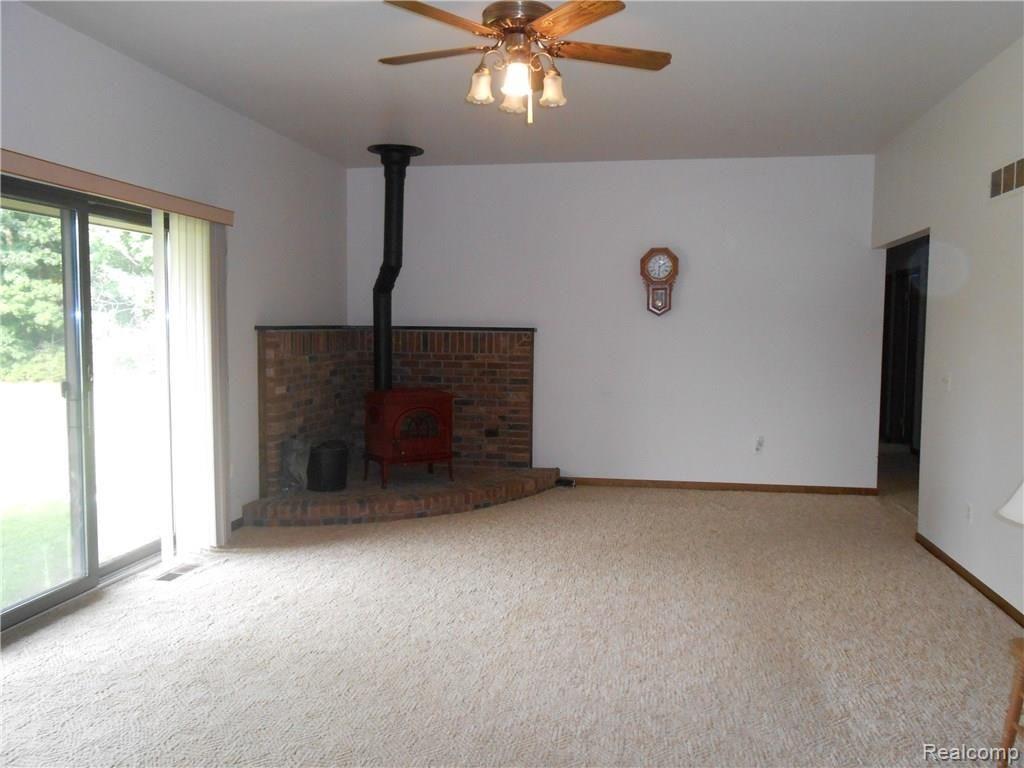 16155 Pratt Road Armada, MI 48005 - Photo 12 of 28 Great room.JPG