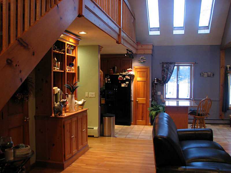 86 Thomas Lane Cranston, RI 02921 - Photo 11 of 17 Living Room.