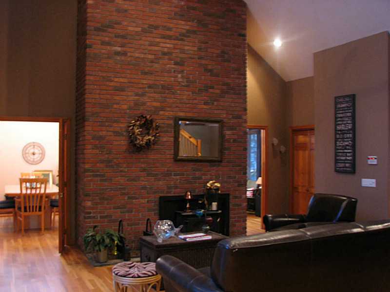 86 Thomas Lane Cranston, RI 02921 - Photo 12 of 17 Living Room.