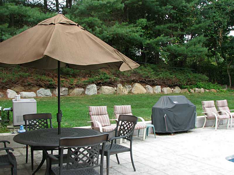 86 Thomas Lane Cranston, RI 02921 - Photo 15 of 17 Patio/Deck.