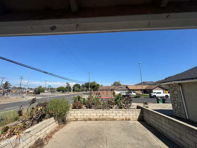 a view of a back yard