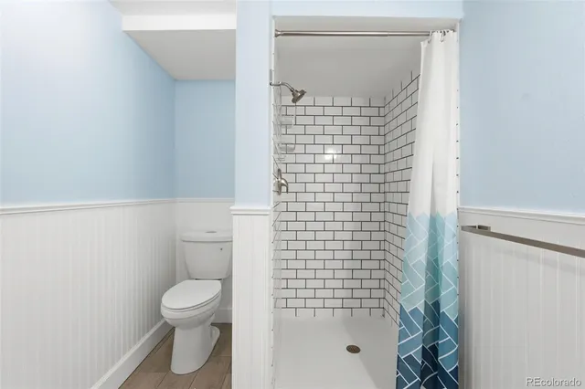 a bathroom with a toilet and a shower