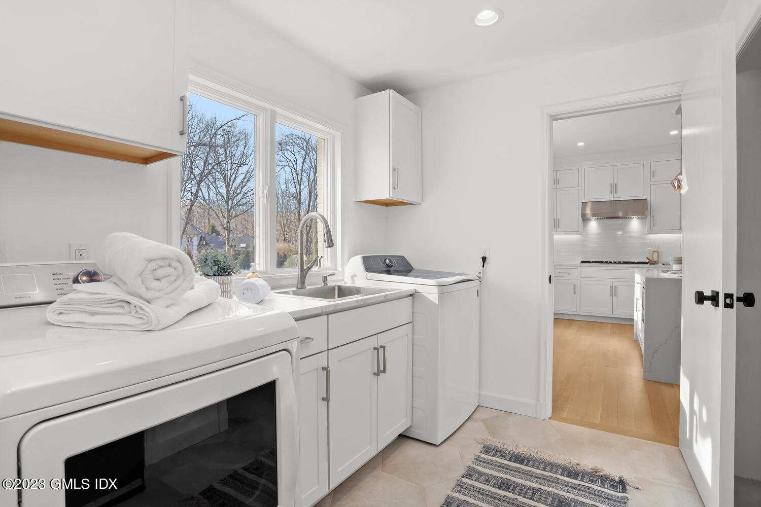 10 Harkim Road Greenwich, CT 06831 - Photo 26 of 39 a en suite bathroom with a sink a mirror and shower