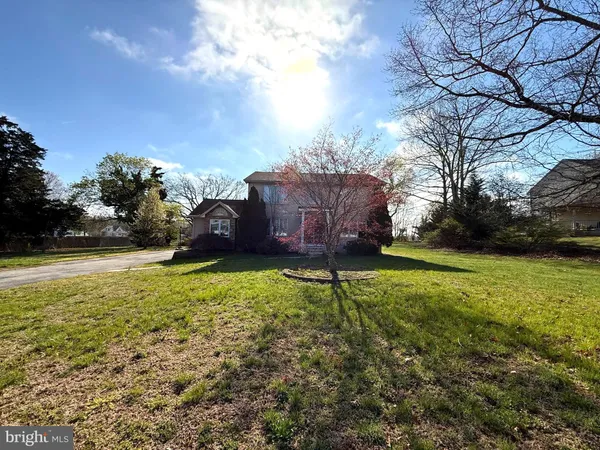 a view of a yard with a house