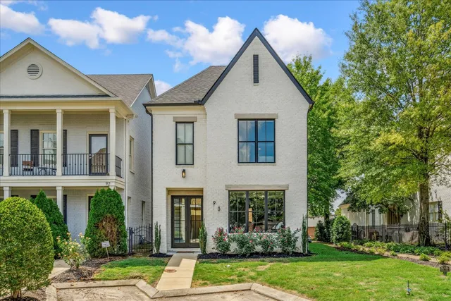 a view of a yard in front of house