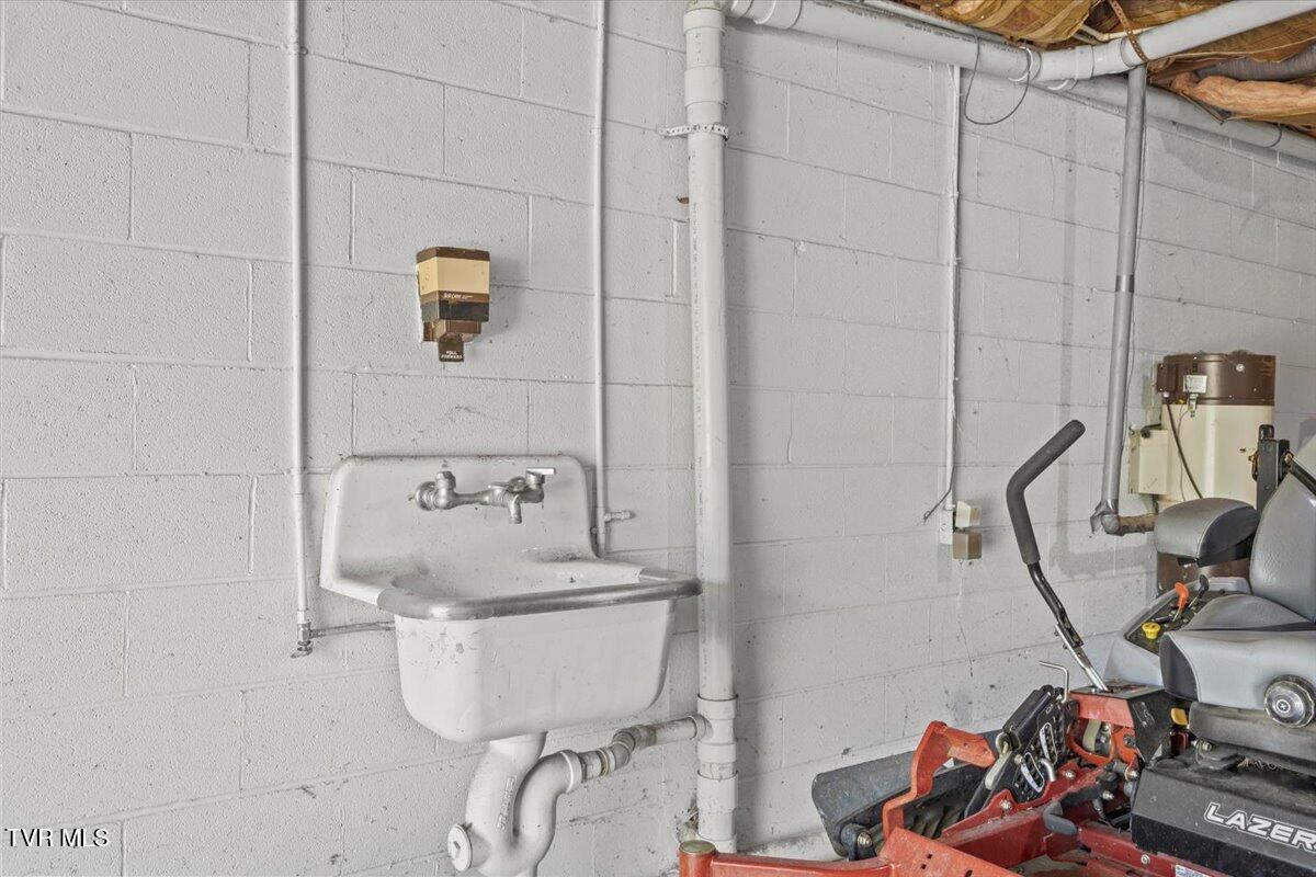 2734 Cherokee Road Johnson City, TN 37604 - Photo 65 of 83 74-128A2698