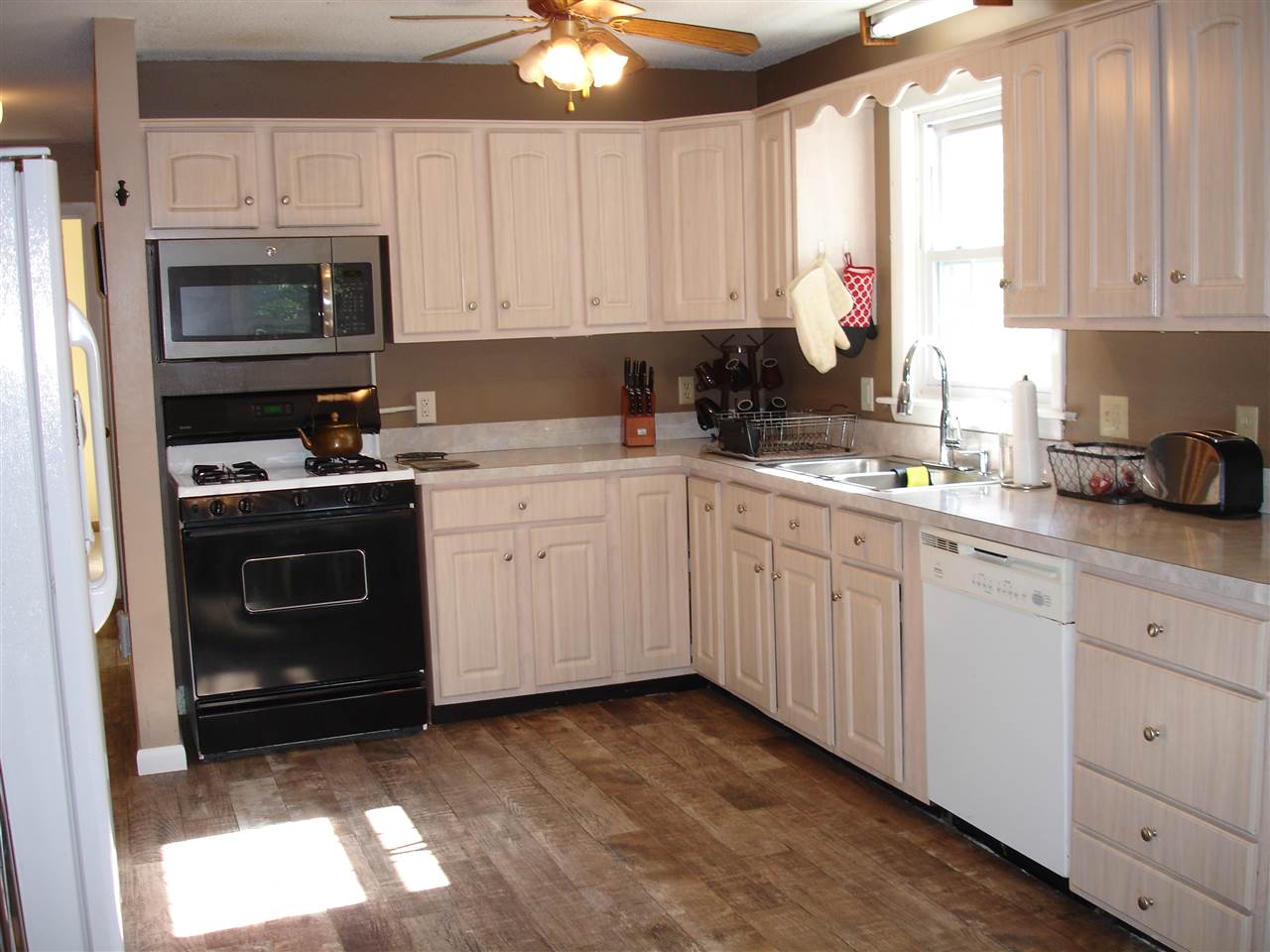 54 Estes Road Rochester, NH 03839 - Photo 2 of 21