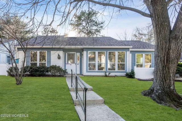 a view of a house with backyard and garden