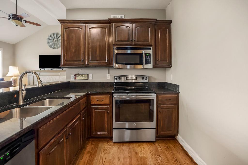 14111 Amanda Lane Basehor, KS 66007 - Photo 11 of 31