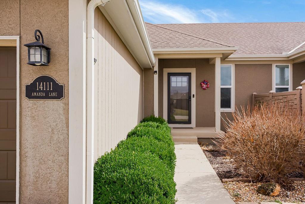 14111 Amanda Lane Basehor, KS 66007 - Photo 2 of 31