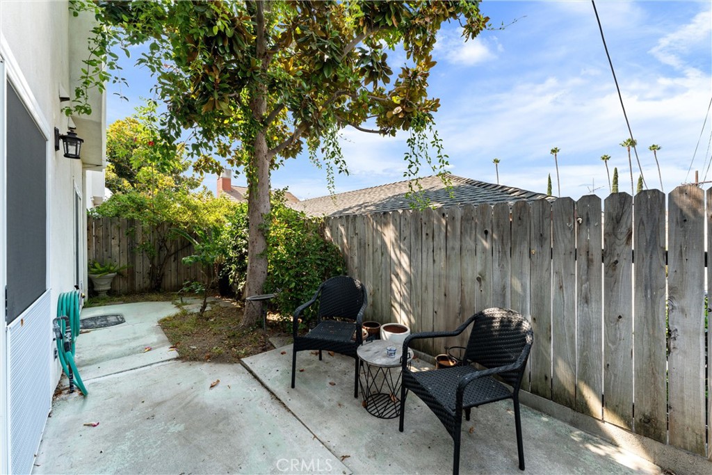 1340 Glenwood Road, Unit 28 Glendale, CA 91201 - Photo 28 of 36 a view of backyard with a table and chairs