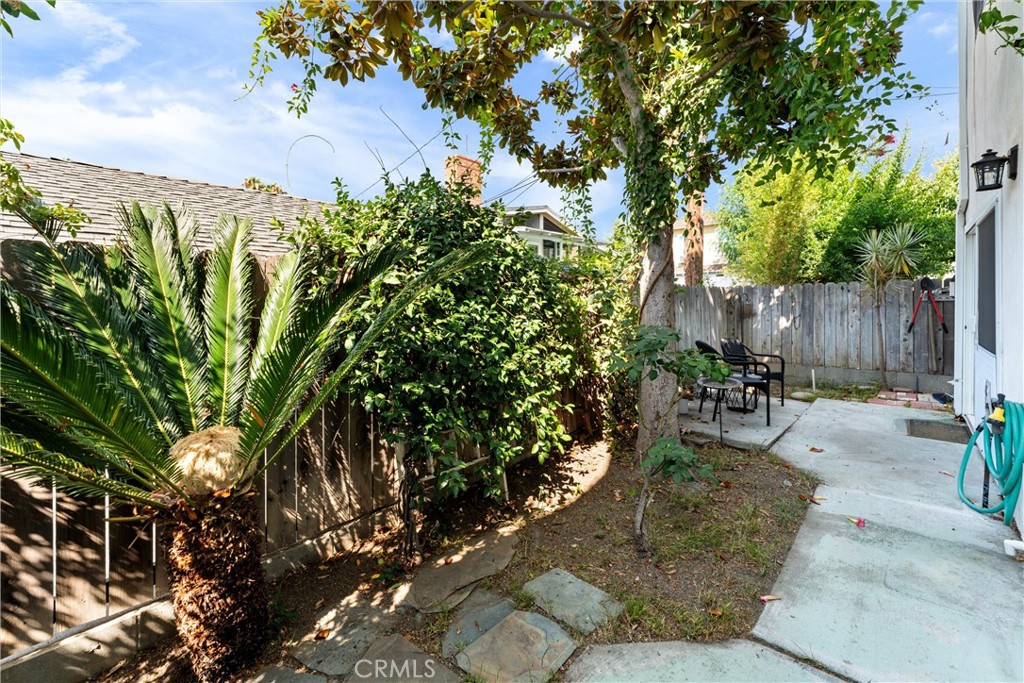 1340 Glenwood Road, Unit 28 Glendale, CA 91201 - Photo 7 of 36 a view of a backyard
