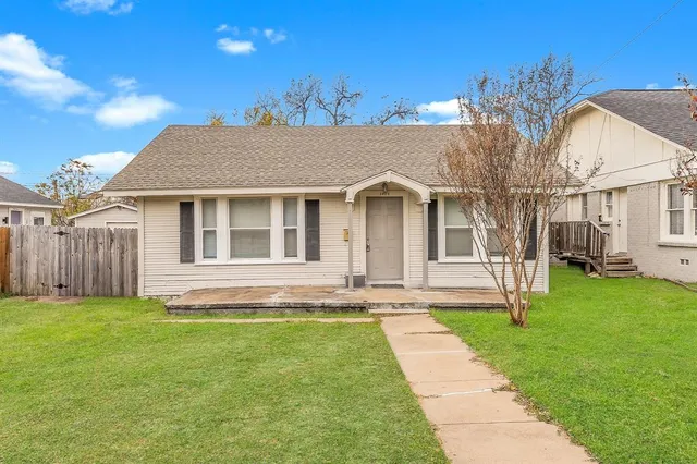 $325,000 | 2820 Frazier Avenue, Fort Worth, TX 76110