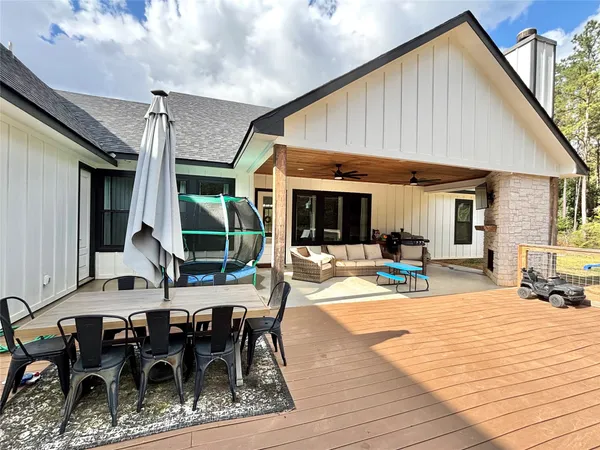 a view of a dinning table and chairs in the patio