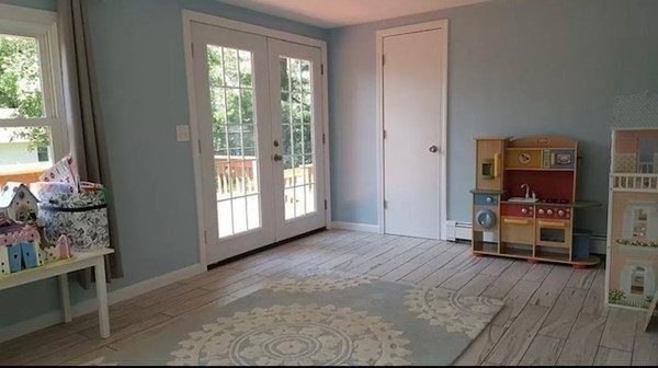 102 Harrow Road Springfield, MA 01118 - Photo 14 of 35 a room with furniture and a window