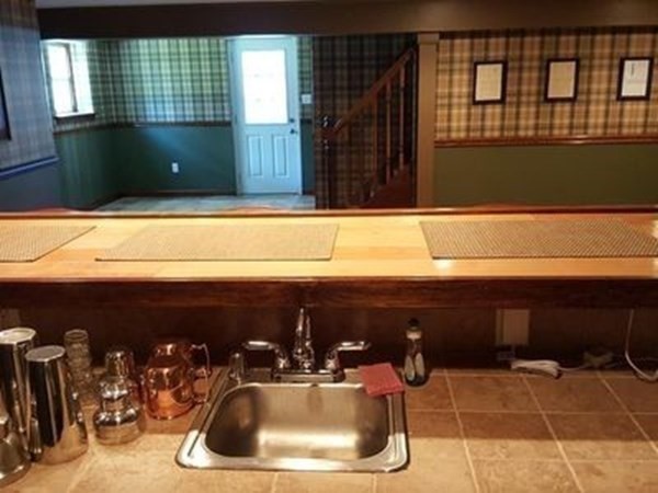 102 Harrow Road Springfield, MA 01118 - Photo 31 of 35 a bathroom with a sink and a mirror