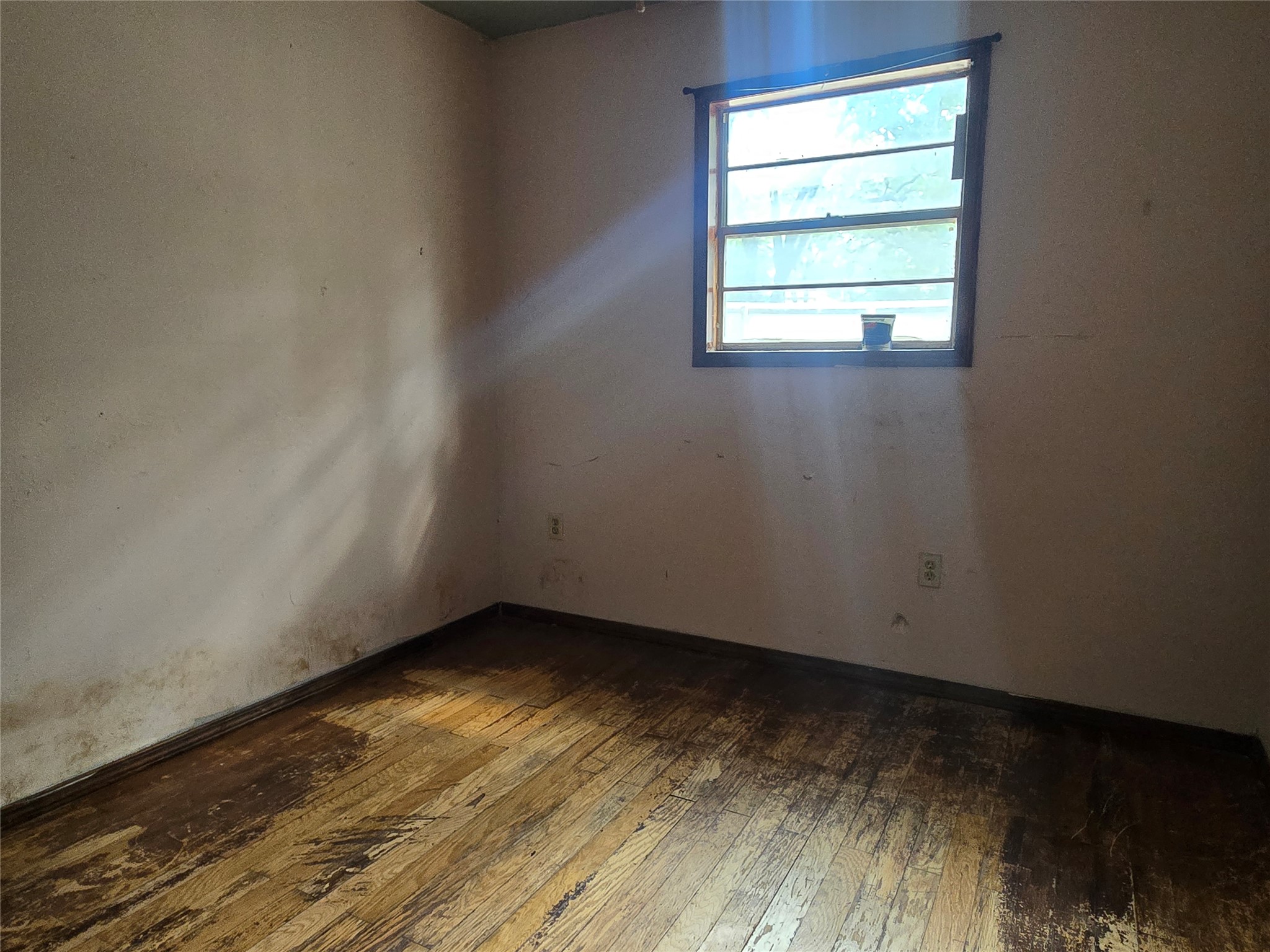 147 Sunset Heights Bastrop, TX 78602 - Photo 16 of 20 an empty room with a window