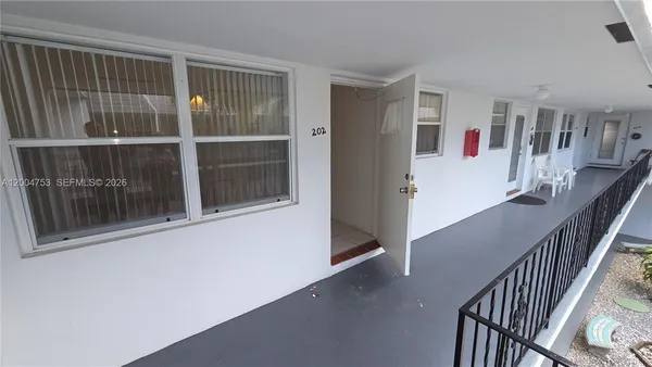 $1,400 | 1300 North 17th Avenue, Unit 202, Hollywood, FL 33020