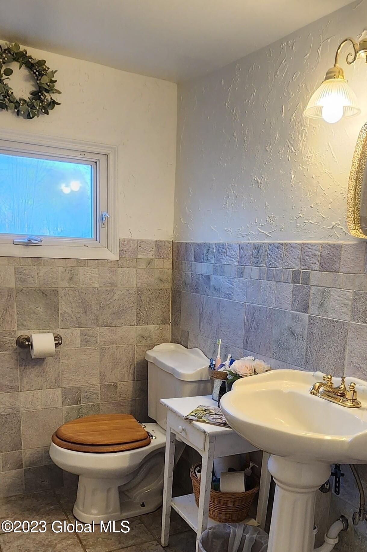 400 Middleline Road Ballston, NY 12020 - Photo 10 of 20 Upstairs Full Bath