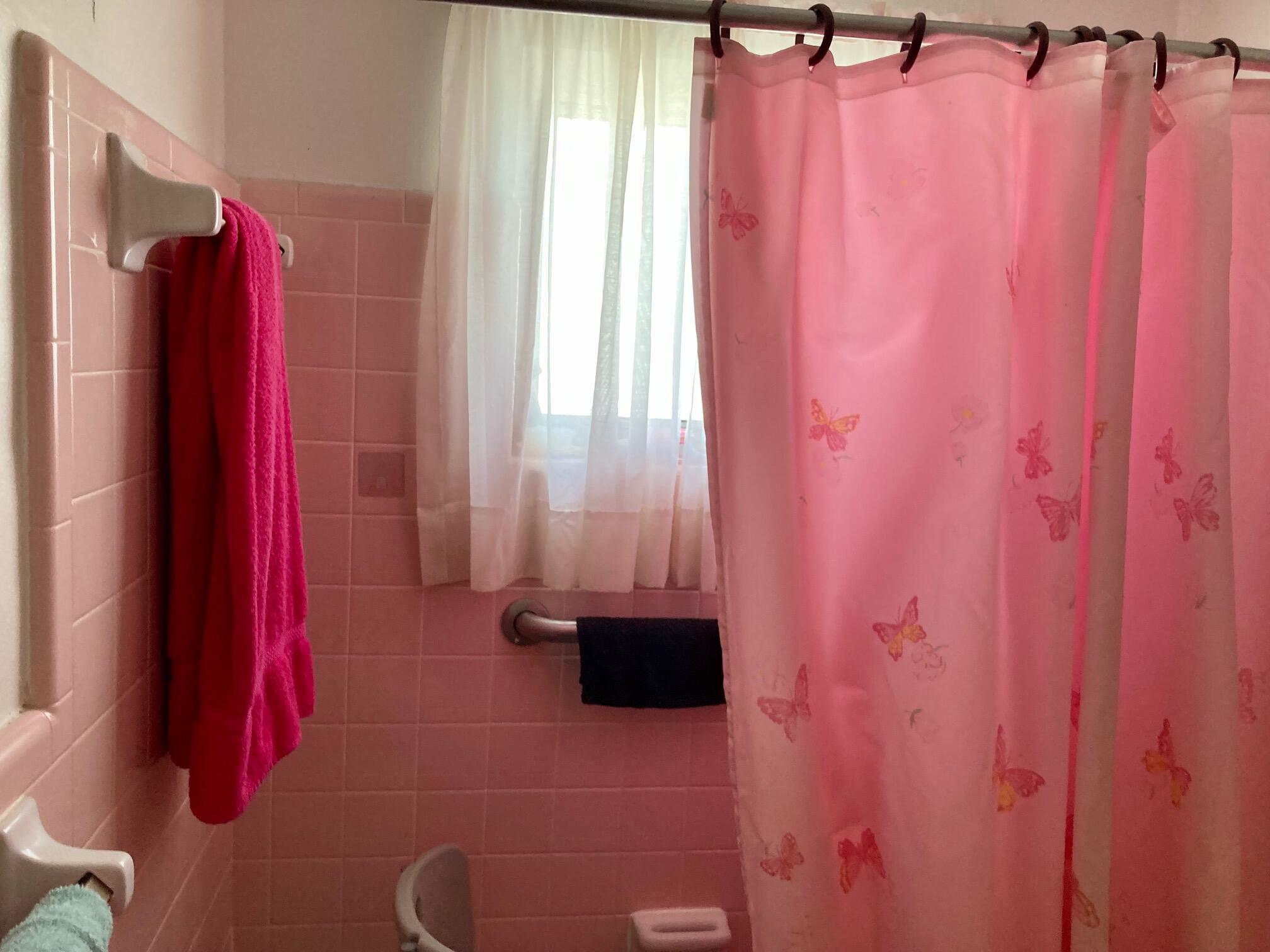 928 West 6th Street Riviera Beach, FL 33404 - Photo 17 of 23 9286thbath2