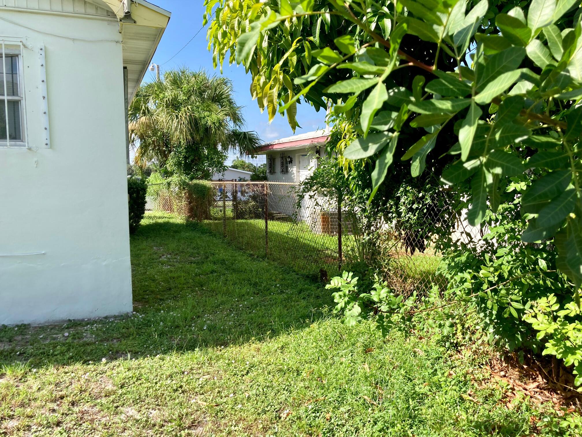 928 West 6th Street Riviera Beach, FL 33404 - Photo 20 of 23 9286thbackyard4