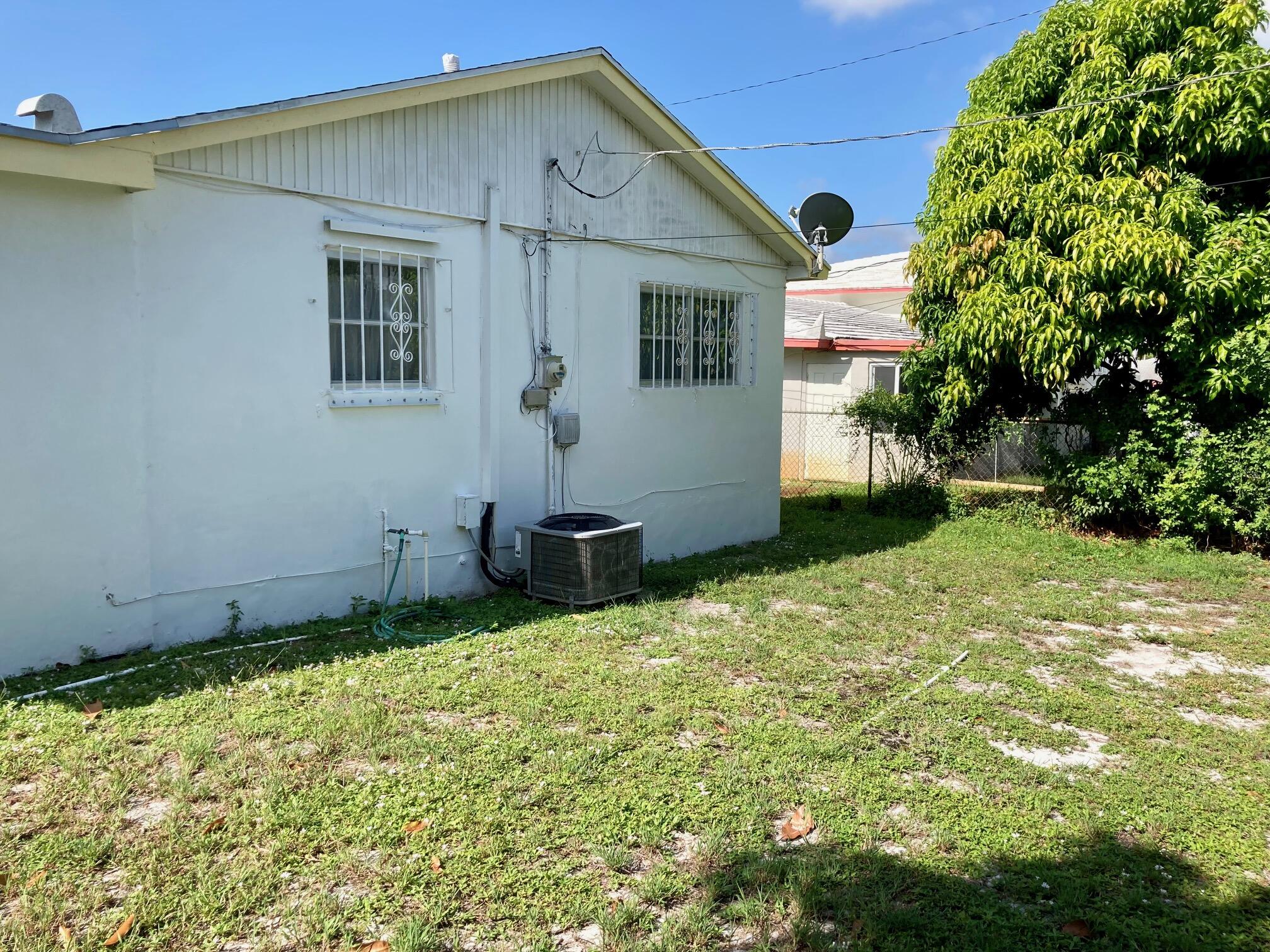 928 West 6th Street Riviera Beach, FL 33404 - Photo 22 of 23 9286thbackyard2