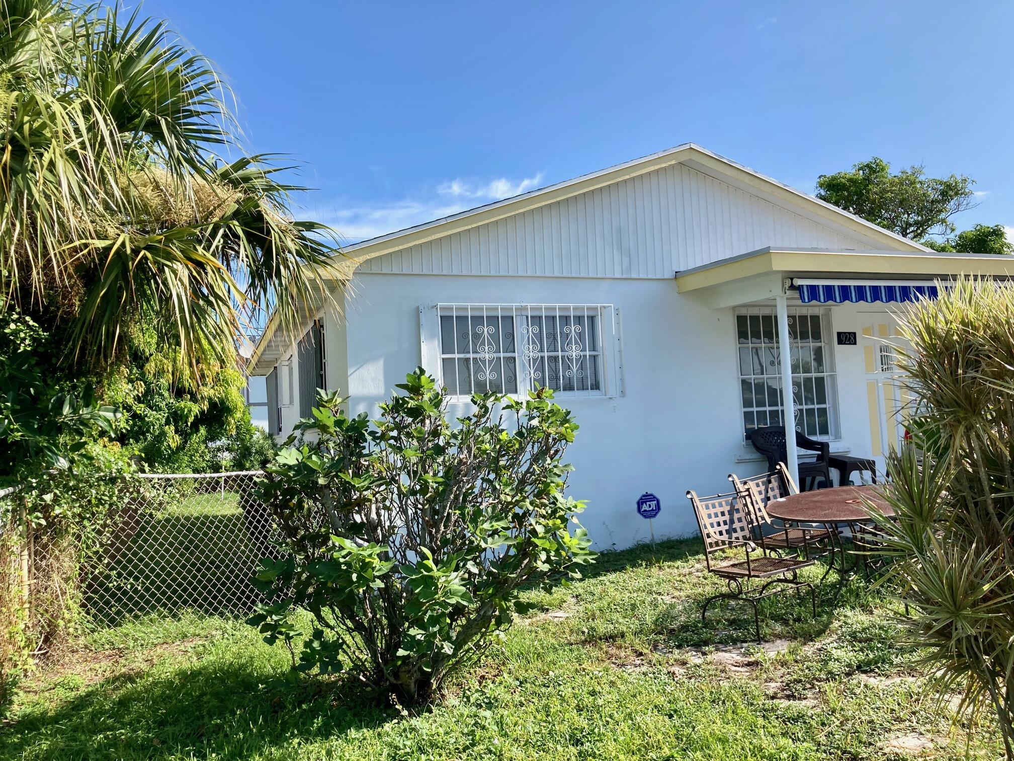 928 West 6th Street Riviera Beach, FL 33404 - Photo 3 of 23 9286thfrontyard3