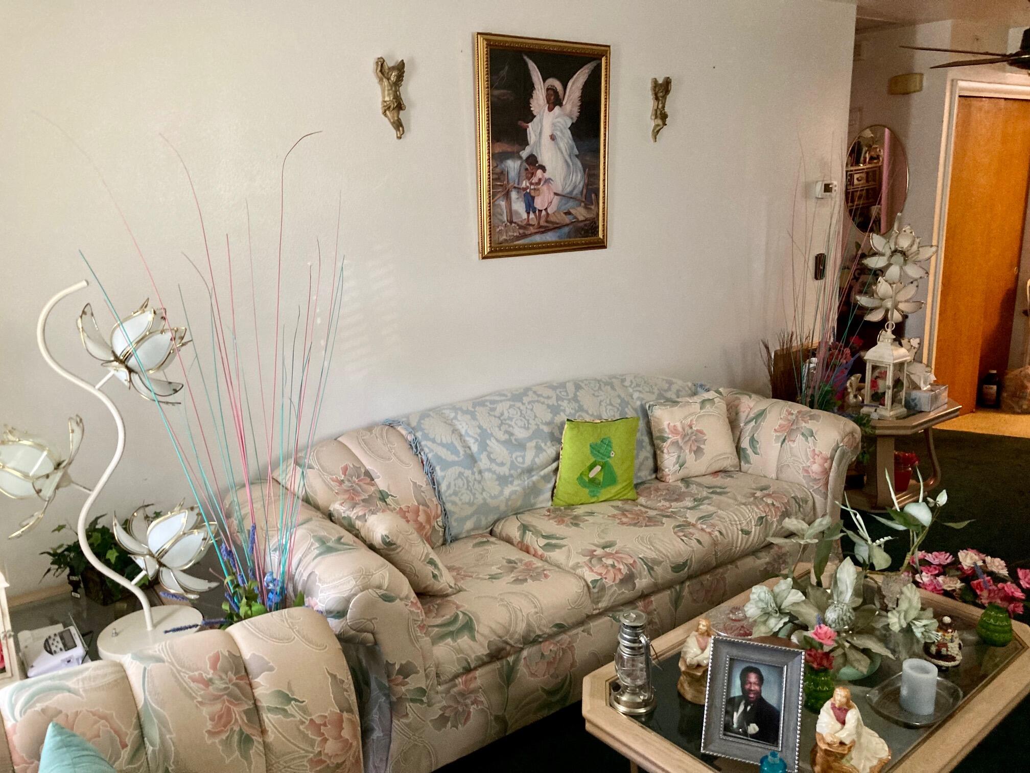 928 West 6th Street Riviera Beach, FL 33404 - Photo 8 of 23 9286thlivingroom1