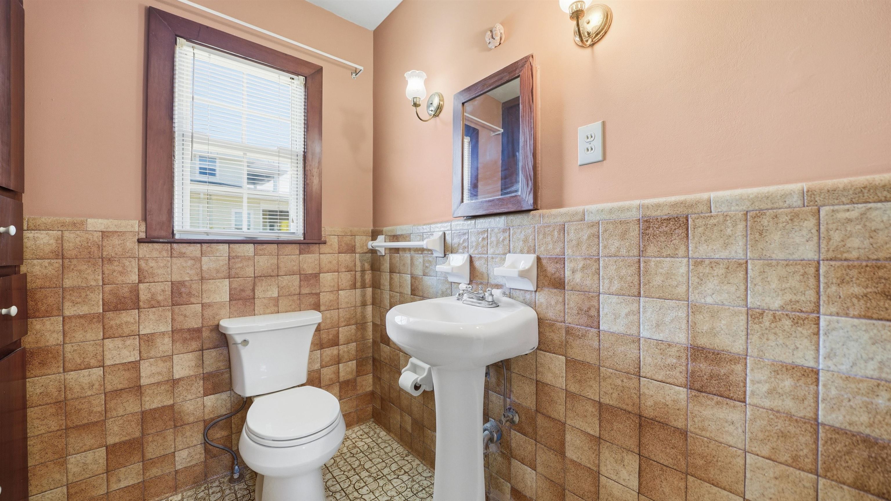 196 Inlet Drive St. Augustine, FL 32080 - Photo 30 of 52 a bathroom with a sink toilet and mirror