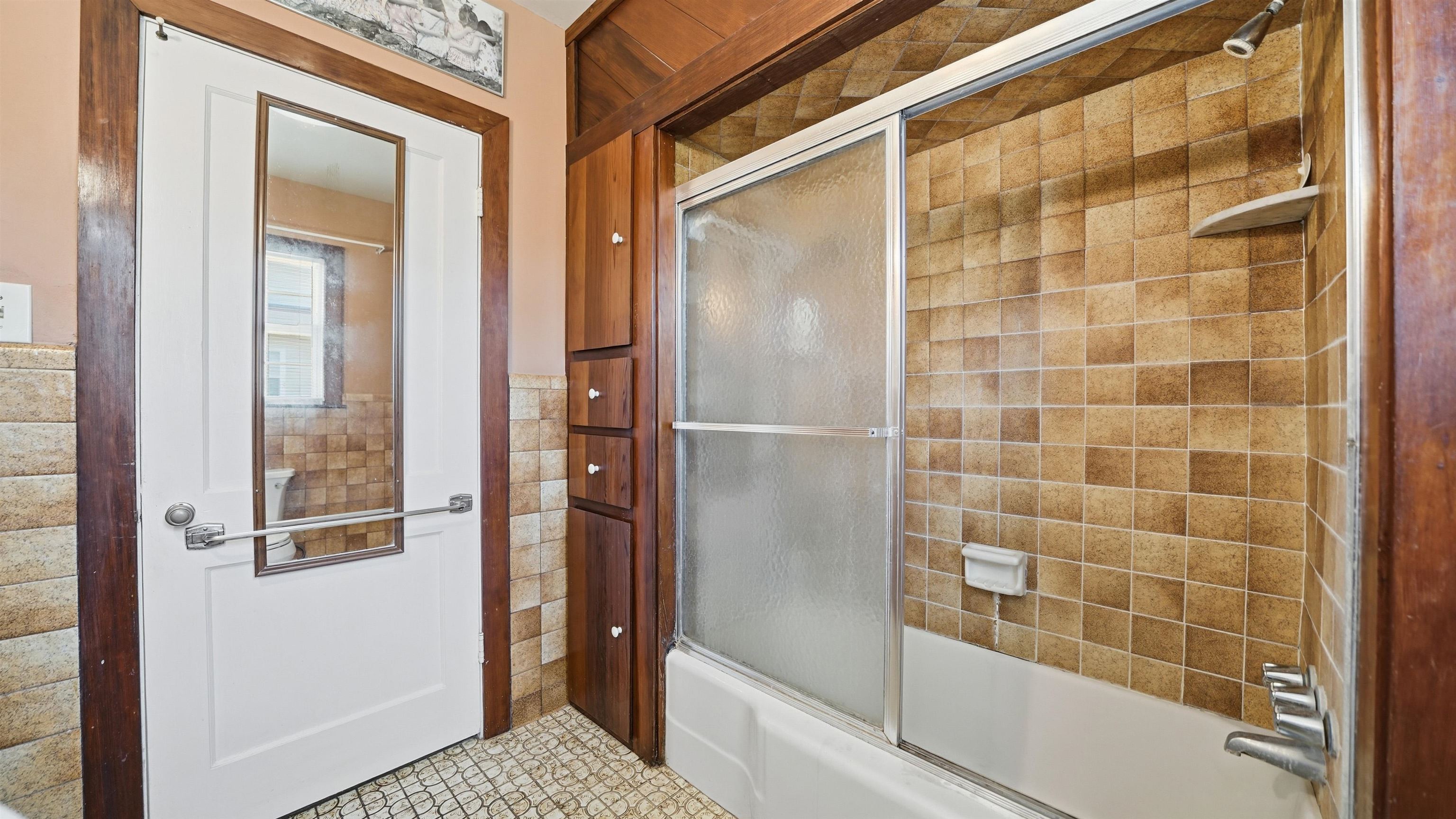 196 Inlet Drive St. Augustine, FL 32080 - Photo 31 of 52 a bathroom with a glass shower door