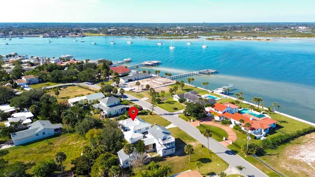 a picture of city view with lake view