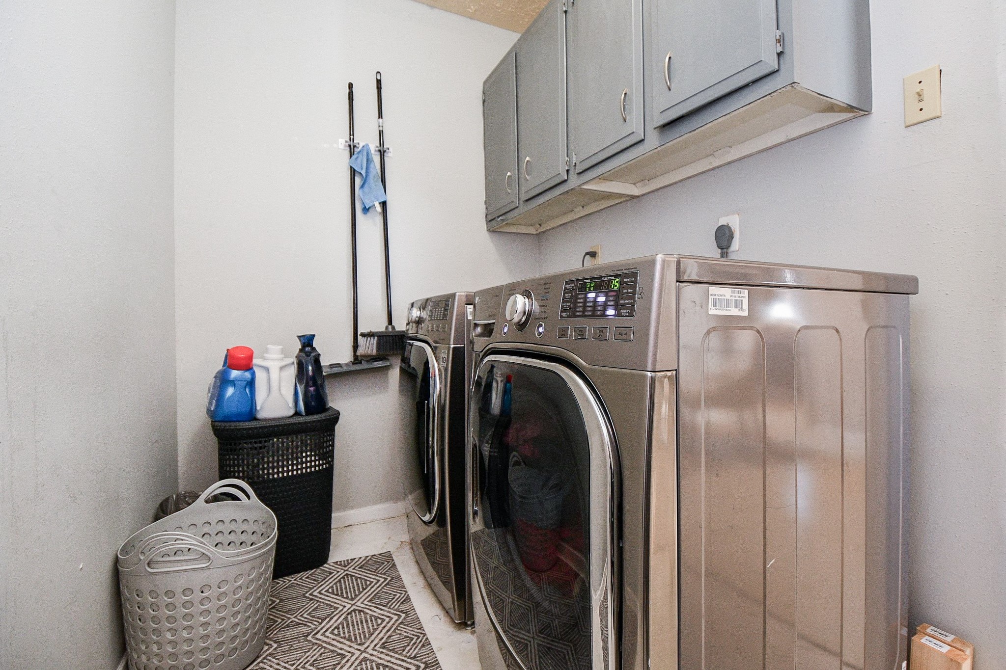 16711 Ribbonridge Drive Sugar Land, TX 77498 - Photo 20 of 24 a utility room with dryer and washer