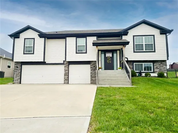 $398,000 | 802 Wright Street, Pleasant Hill, MO 64080