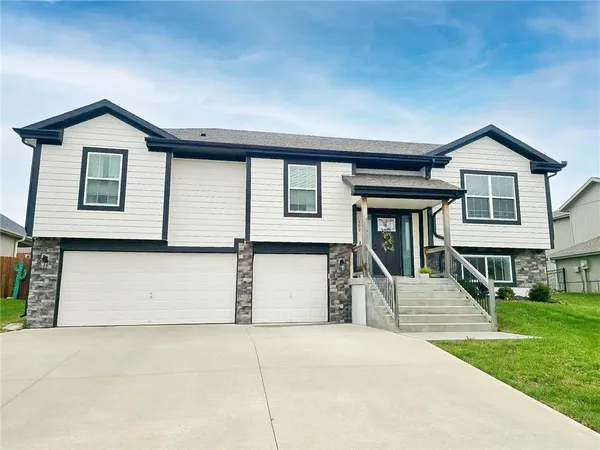 $398,000 | 802 Wright Street, Pleasant Hill, MO 64080
