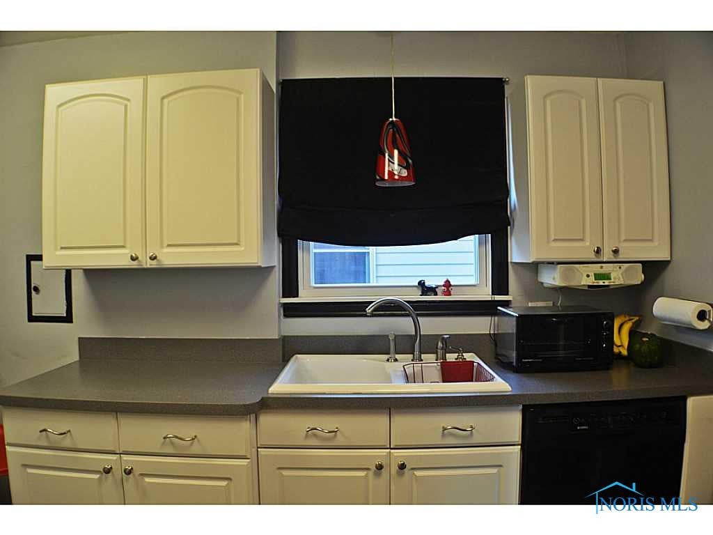 804 Cloverdale Road Toledo, OH 43612 - Photo 7 of 20 Kitchen.