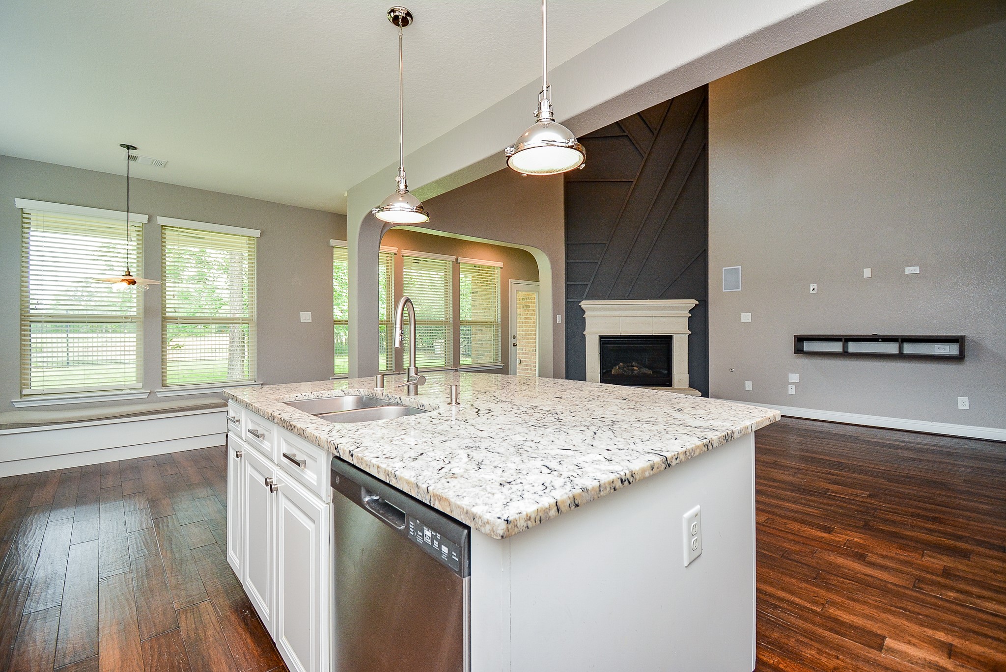 11 Waterfall Way Tomball, TX 77375 - Photo 16 of 32