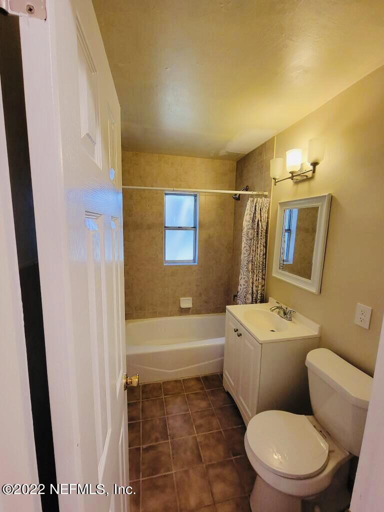 289 Las Olas Road St. Augustine, FL 32084 - Photo 11 of 14 a bathroom with a toilet a sink and bathtub