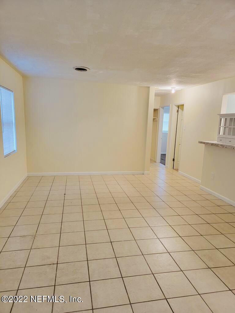 289 Las Olas Road St. Augustine, FL 32084 - Photo 7 of 14 a view of a livingroom with an oven