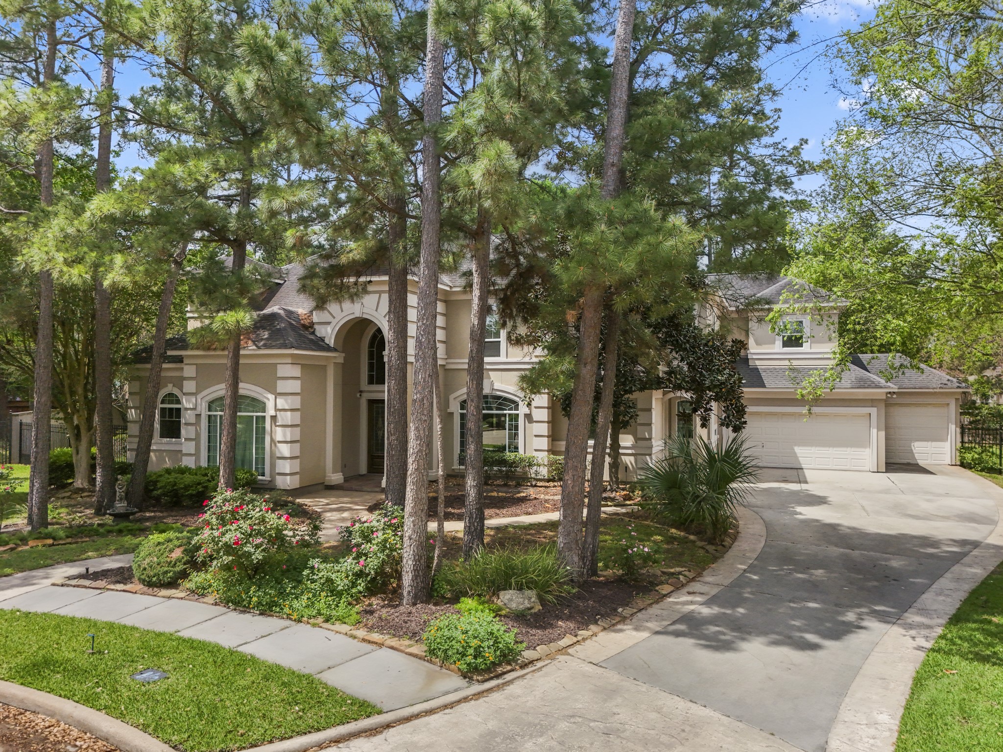 15 Lochbury Court Spring, TX 77379 - Photo 3 of 48 You won’t want to miss this lovely home offering a gorgeous back yard with sparkling pool & spa on private lot with no back neighbors, on a cul-de-sac street.