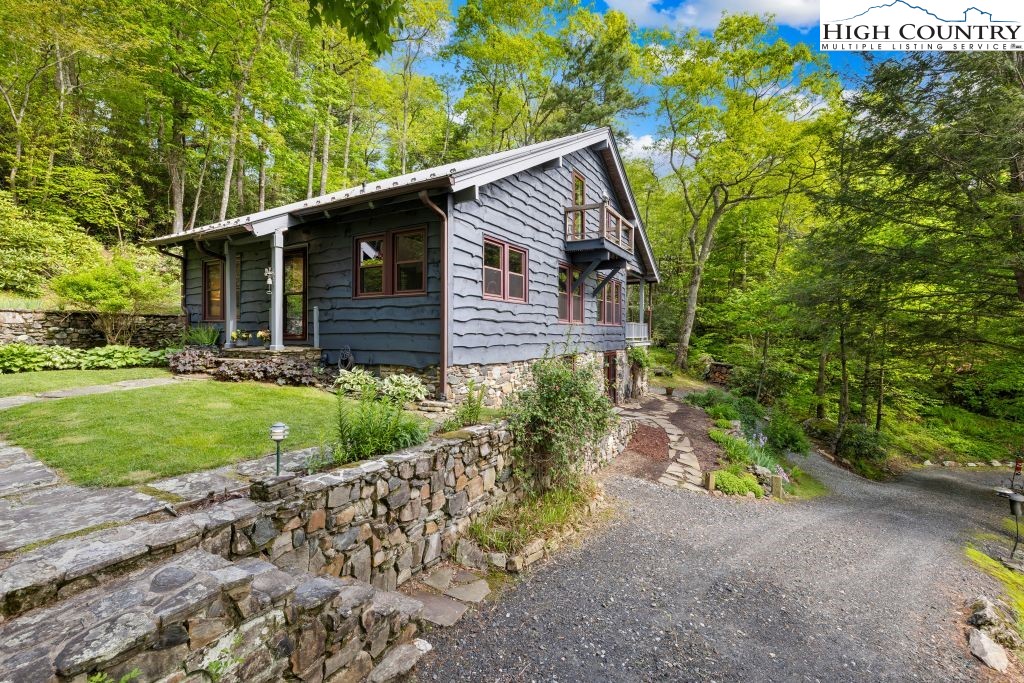 737 Tennant Road Newland, NC 28657 - Photo 5 of 38 a backyard of a house with plants and large tree