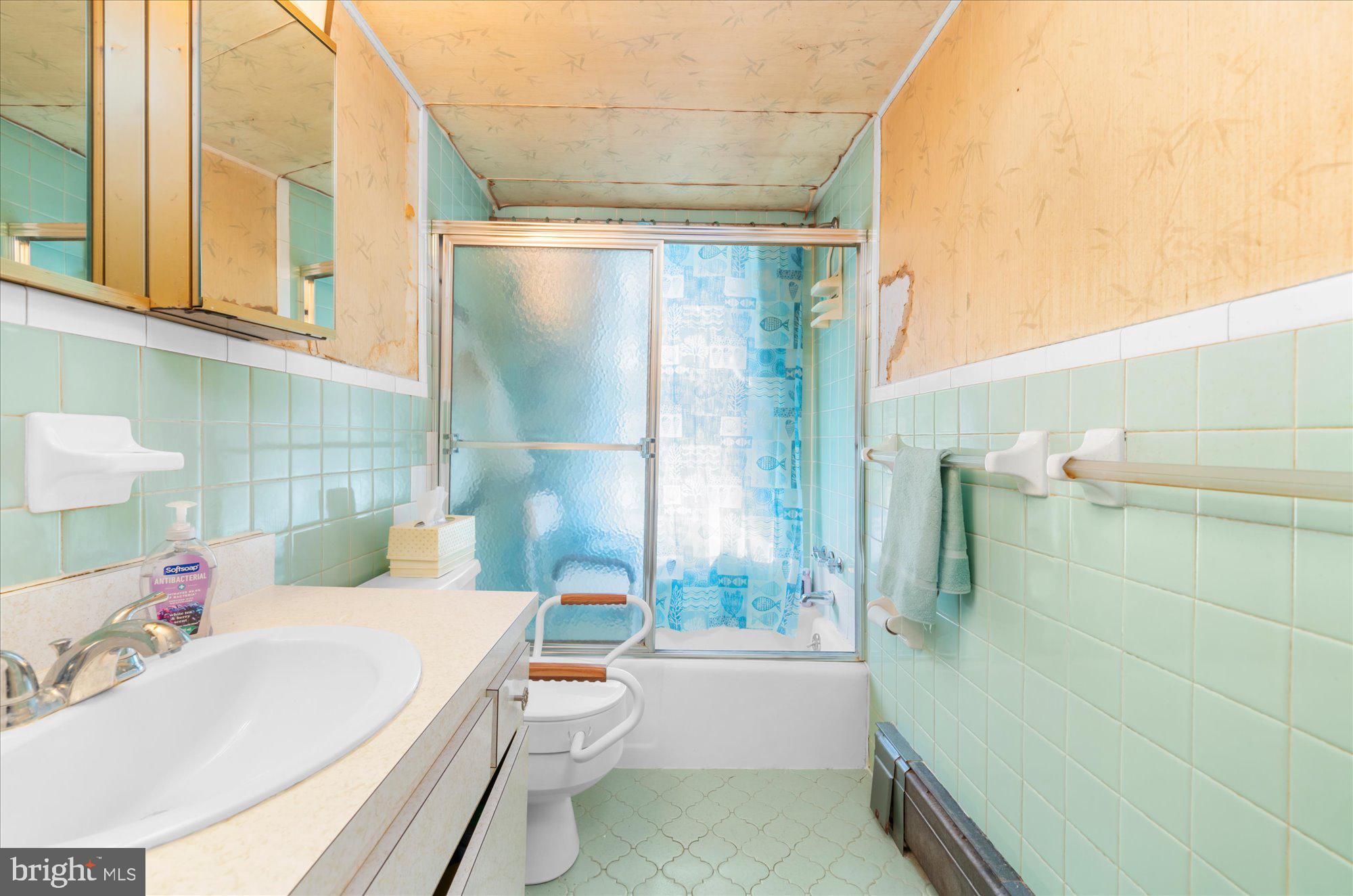 108 Fitzrandolph Avenue Hamilton, NJ 08610 - Photo 16 of 30 a bathroom with a sink and bathtub