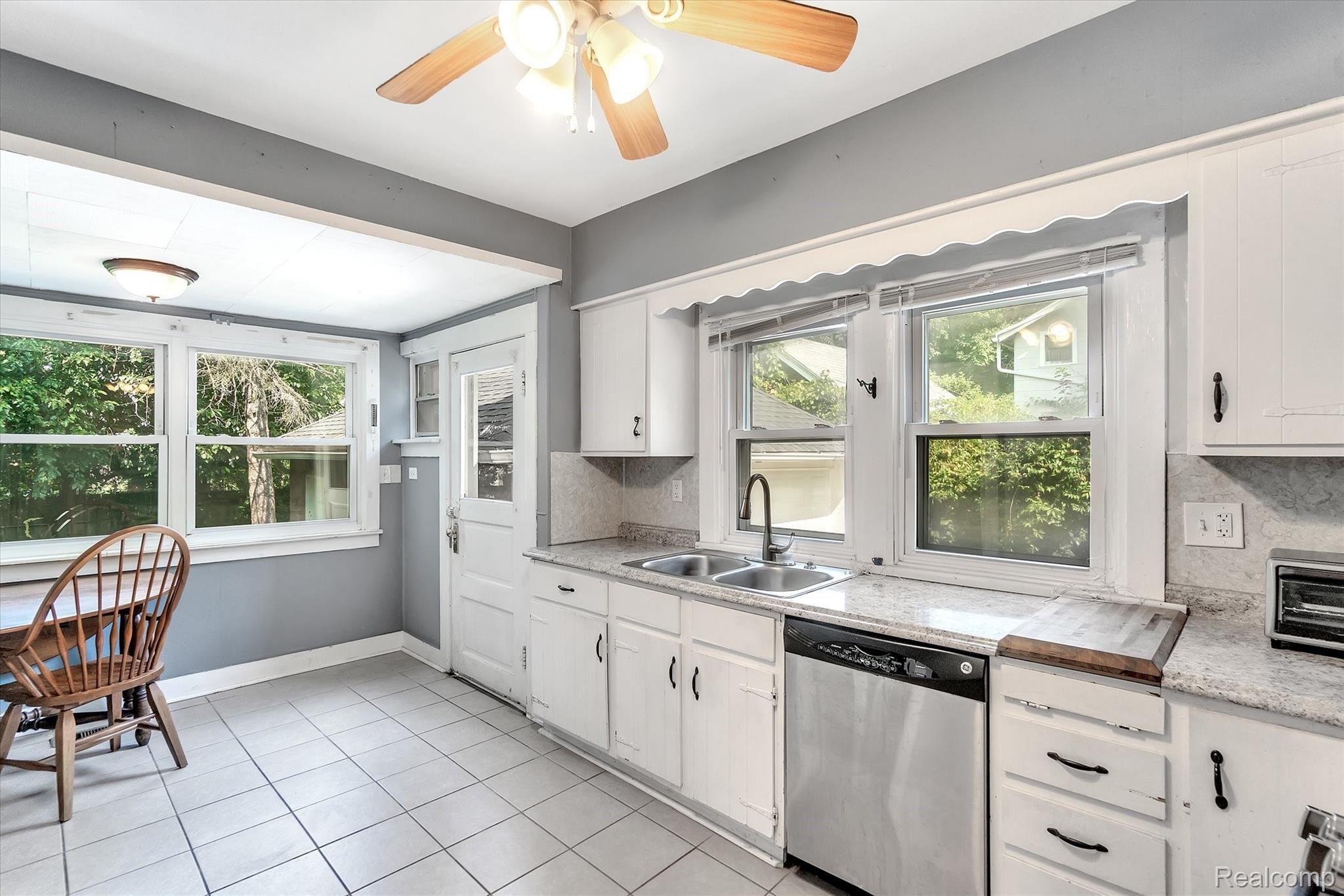 704 West Silver Lake Road Fenton, MI 48430 - Photo 7 of 16 8 Kitchen.jpg