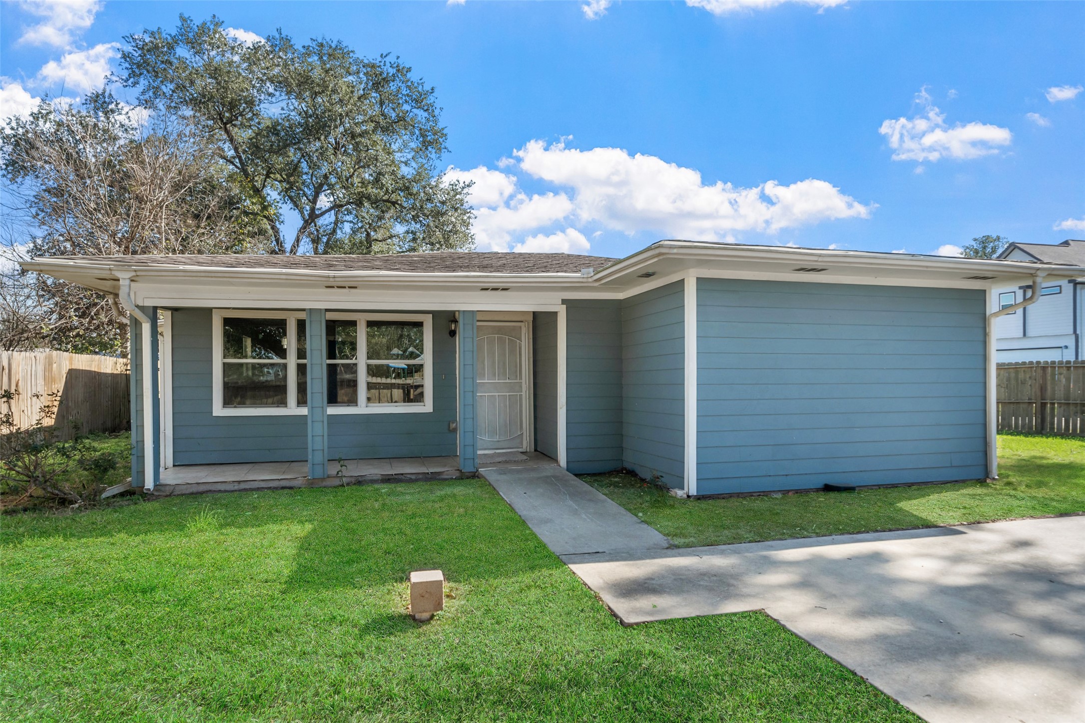 7019 Sur Court Houston, TX 77033 - Photo 1 of 22 a view of a house with a yard and a garden