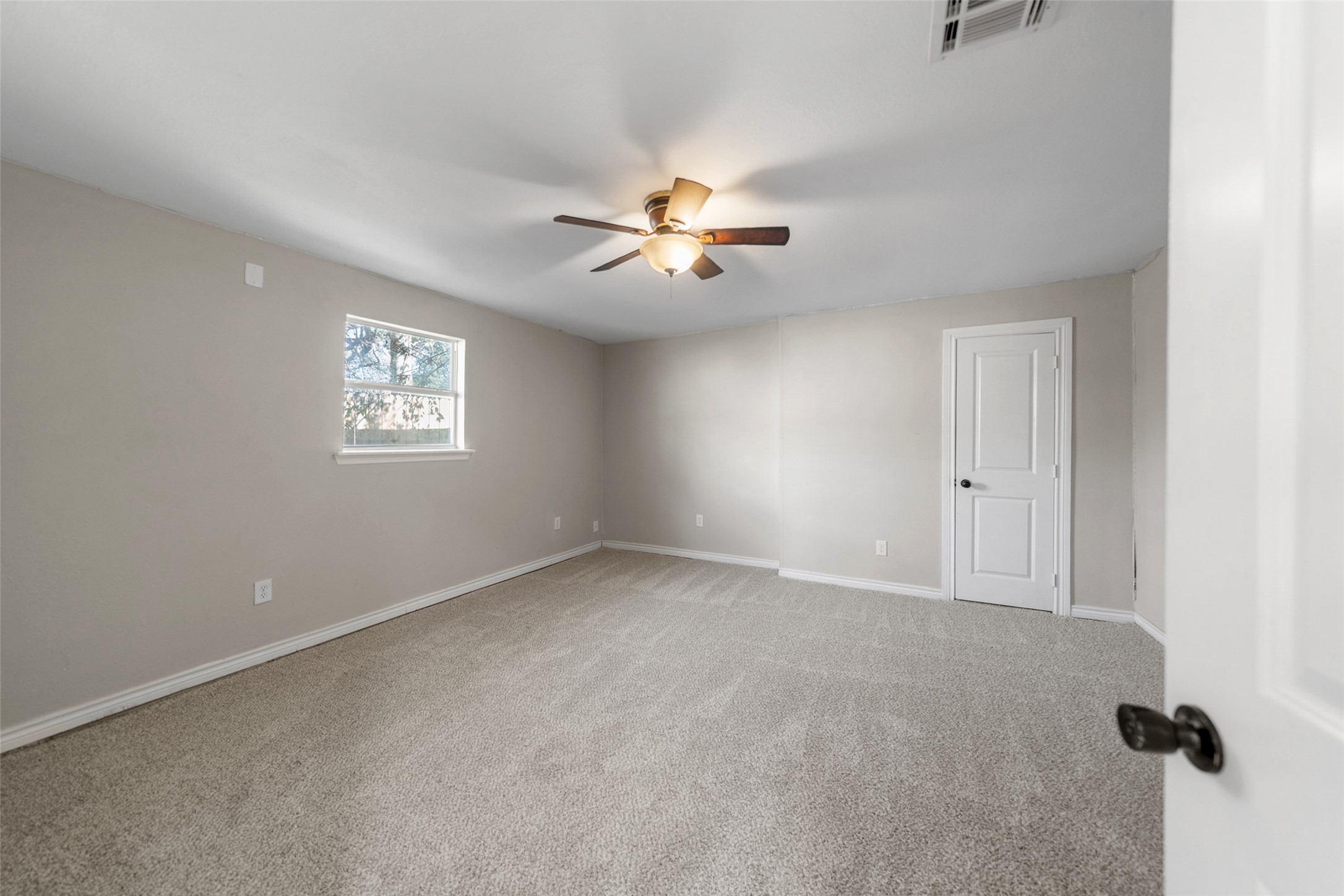 7019 Sur Court Houston, TX 77033 - Photo 15 of 22 an empty room with windows and ceiling fan