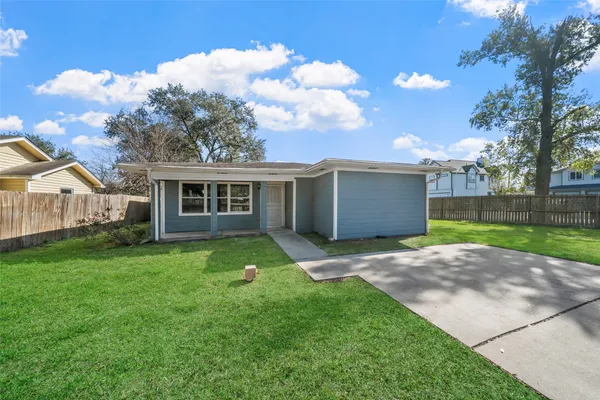 $1,900 | 7019 Sur Court, Houston, TX 77033