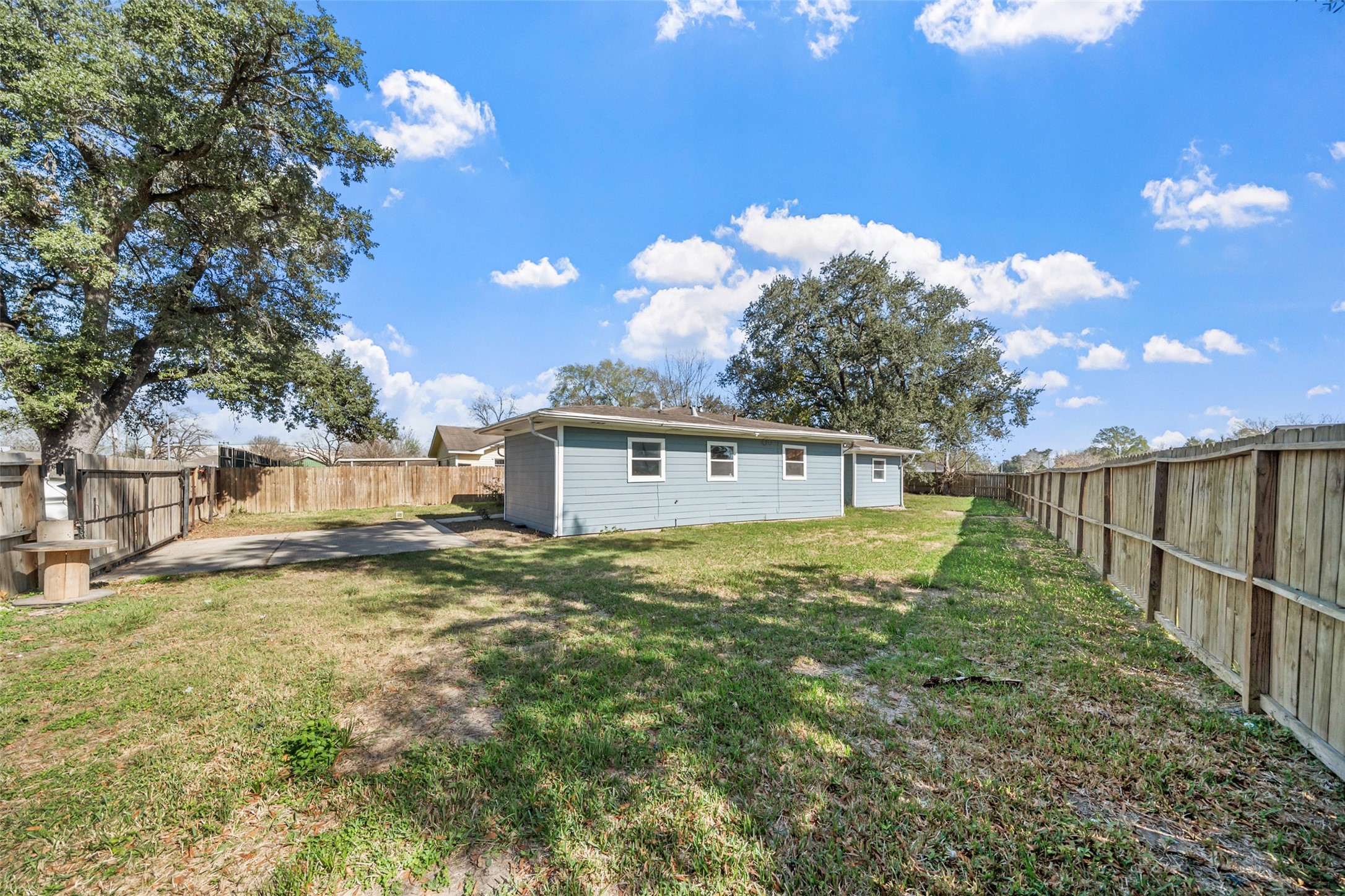 7019 Sur Court Houston, TX 77033 - Photo 21 of 22 a house view with a garden space